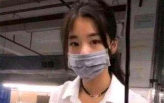 带口罩美女吃瓜,美女戴口罩吃瓜，镜头下的清新日常