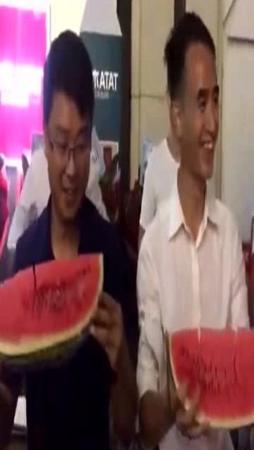 戴眼镜的人吃瓜视频,趣味横生的视觉盛宴